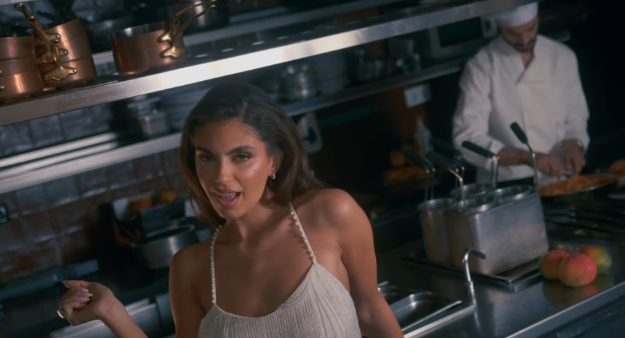 Donna Dafi publikon videoklipin e saj më të ri, “ManGo” (VIDEO)
