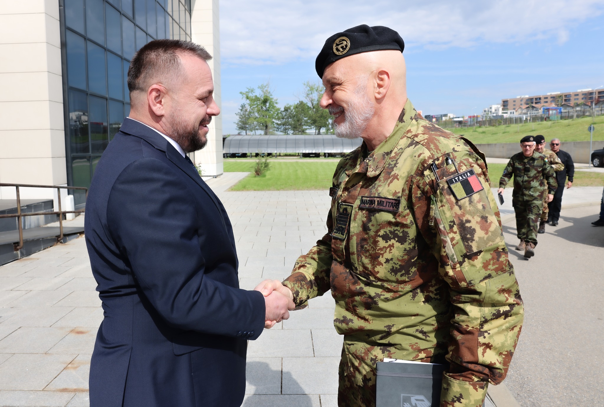 Maqedonci në takim me zyrtarë të NATO-s, thekson synimin për anëtarësim në BE