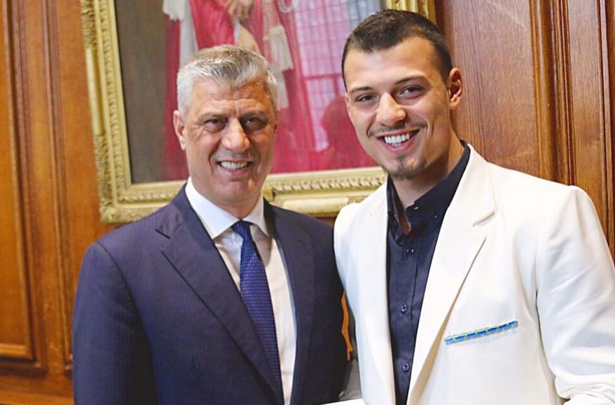 “Sillni në shtëpi”, Endrit Thaçi shpërndan banerin për çlirimtarët (FOTO)