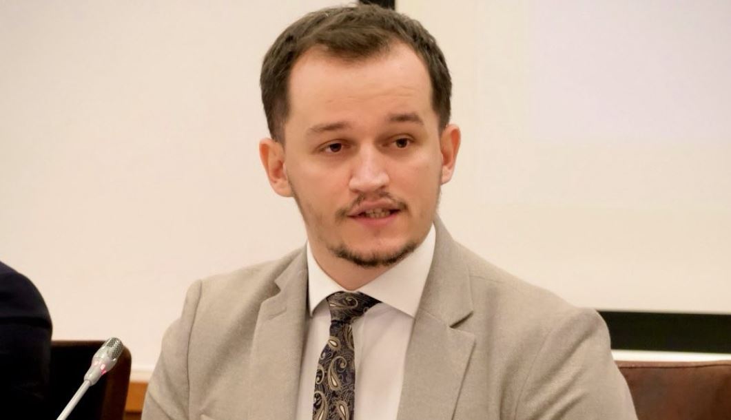 Cakolli: Votimi pa praninë e së paku 80 deputetëve, shkelje e pastër kushtetuese