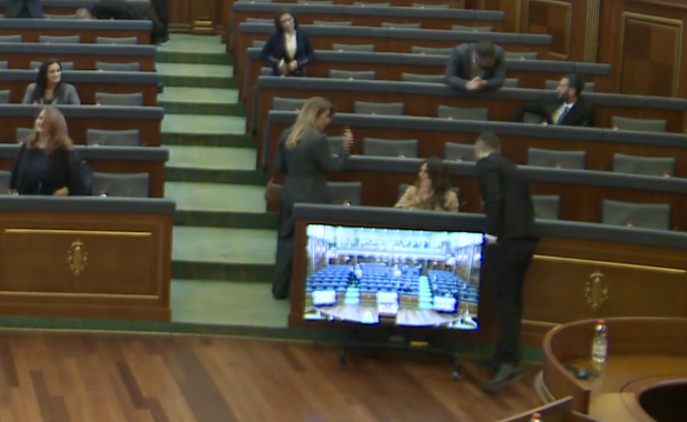 E ofendoi rëndë: Fatos Geci tenton t’i flasë Vlora Çitakut, ajo e injoron