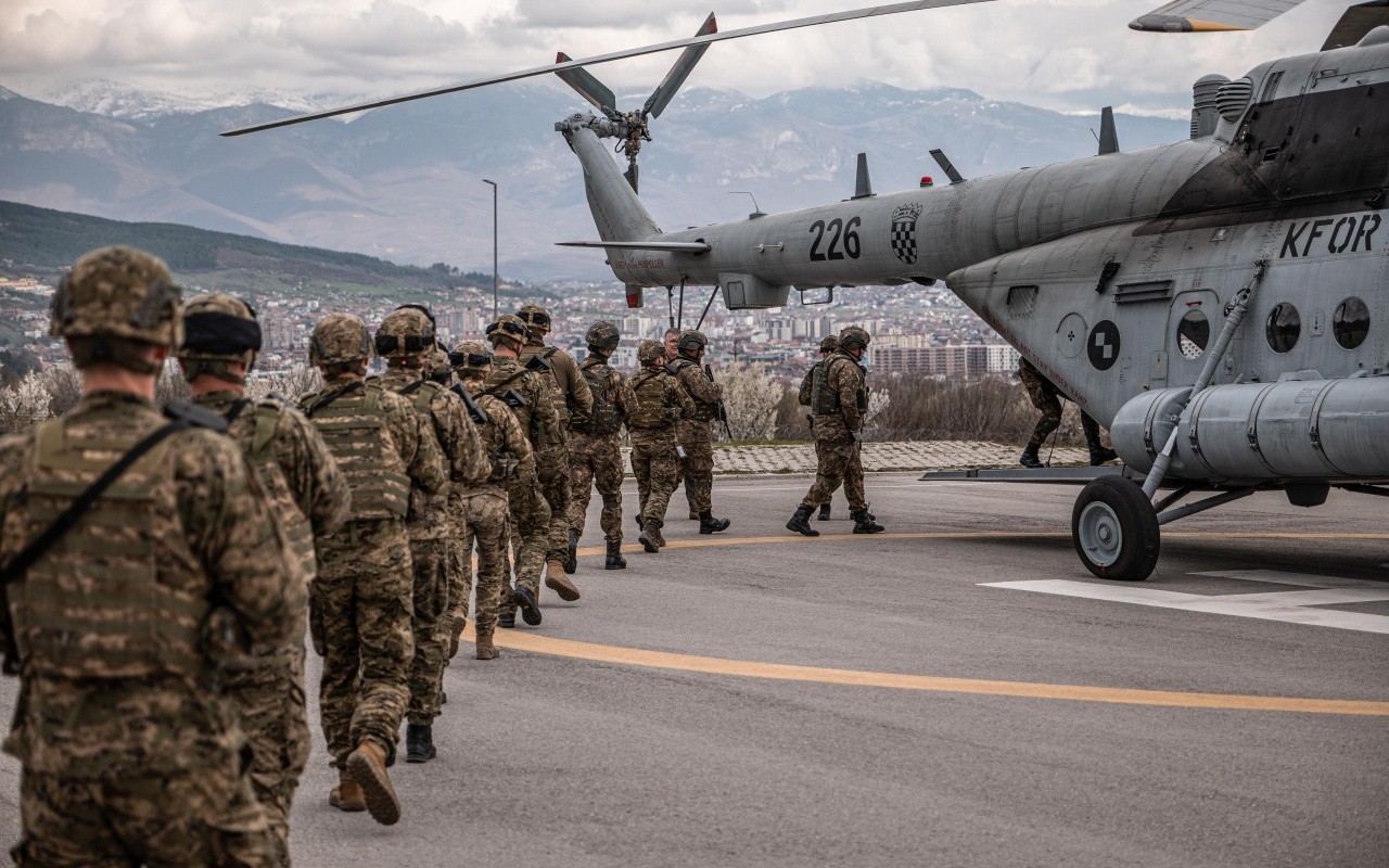 Helikopteri i KFOR-it ulet 3 herë në veri të Mitrovicës, çka ndodhi? (VIDEO)