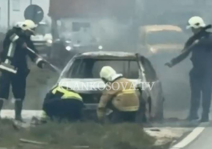 Bëhet shkrumb e hi një veturë në rrugën Gjilan-Prishtinë (VIDEO)