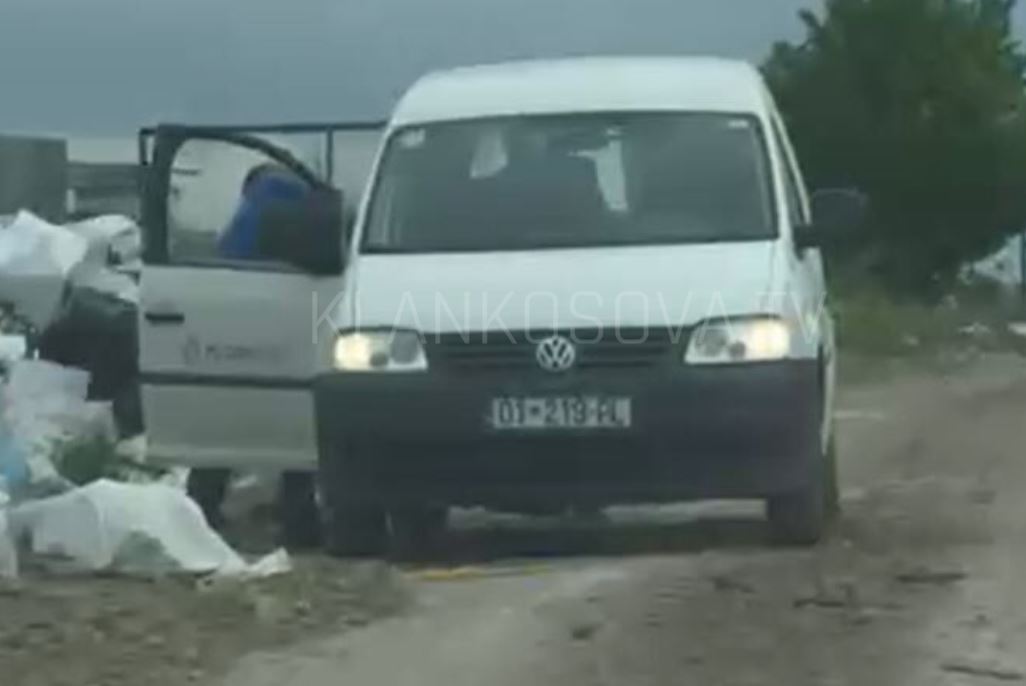 Hidhen mbeturina në deponinë ilegale në Veternik (VIDEO)
