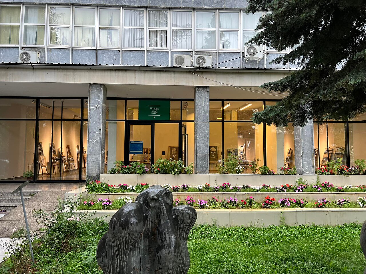 Libri dhe arti bëhen bashkë sot në Galerinë e Arteve në Pejë