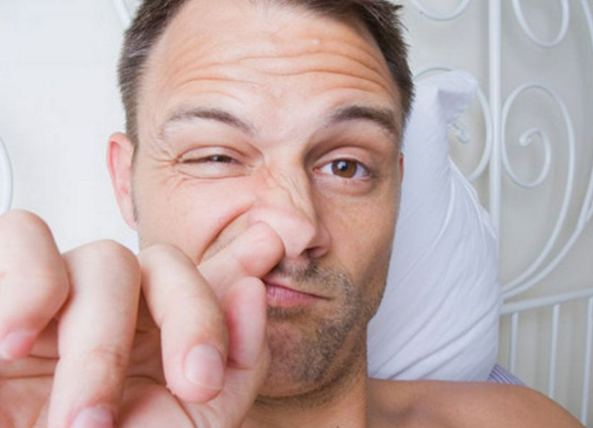 Futja e gishtave në hundë rrezikon shëndetin: Rreziku i papritur për trurin
