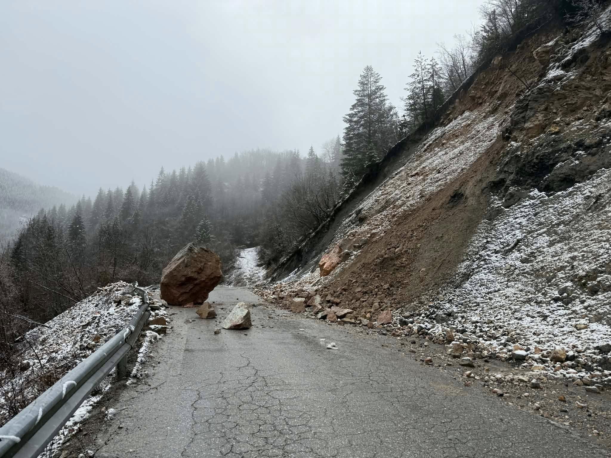 Gurët bllokojnë rrugën për në Rugovë, qytetarët kërkojnë përgjegjësi