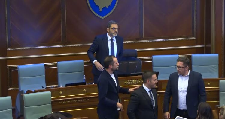 “Hup, laper“, përplasje mes Besian Mustafës të LDK-së dhe Egzon Azemit të VV-së (VIDEO)