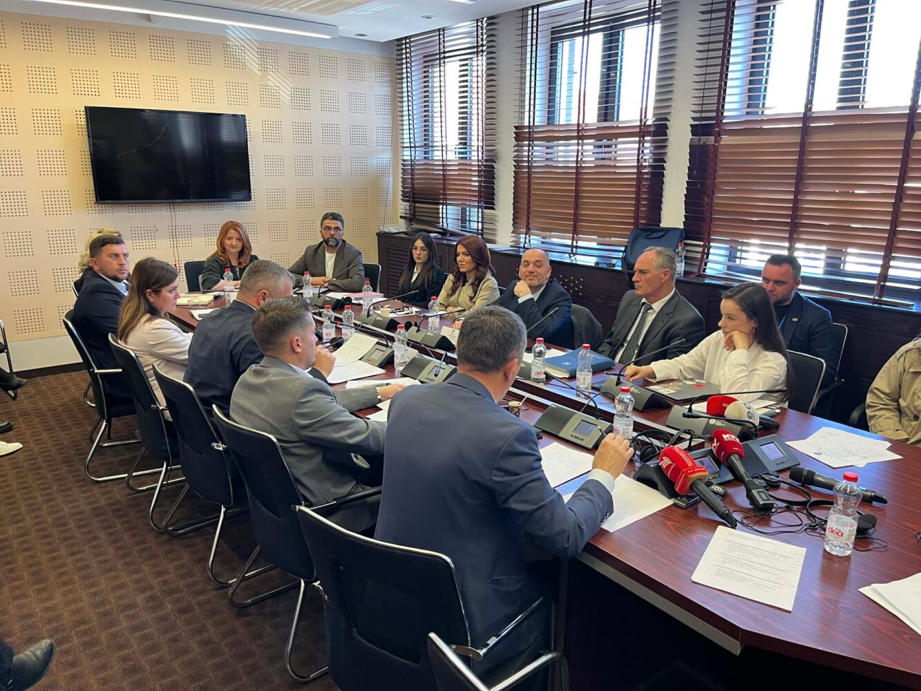 Kritika, përplasje e akuza në komisionin ku raportoi Hoti për ekspozitën e Gashit