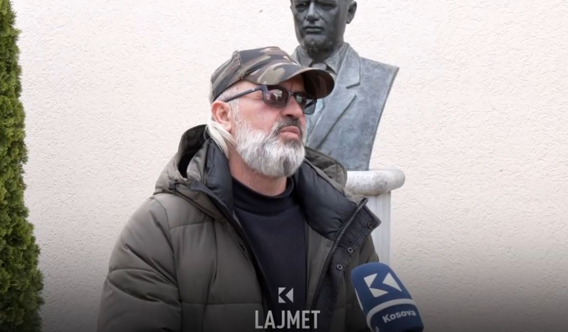 Ngjarja e pazakonshme: Gjuhëtari ligjëron mbrojtjen nga thika (VIDEO)