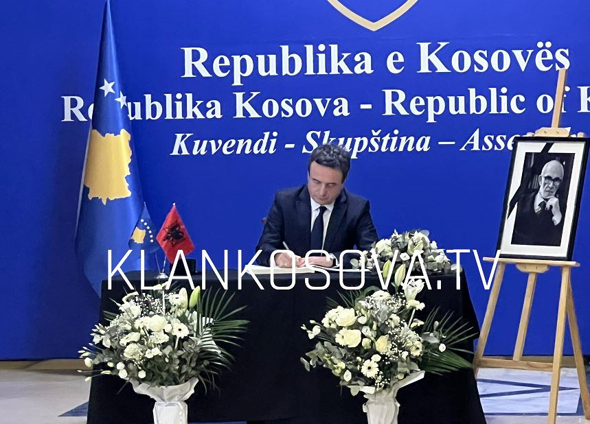 Homazhet në Kuvend për Qosjen, Kurti nderon akademikun
