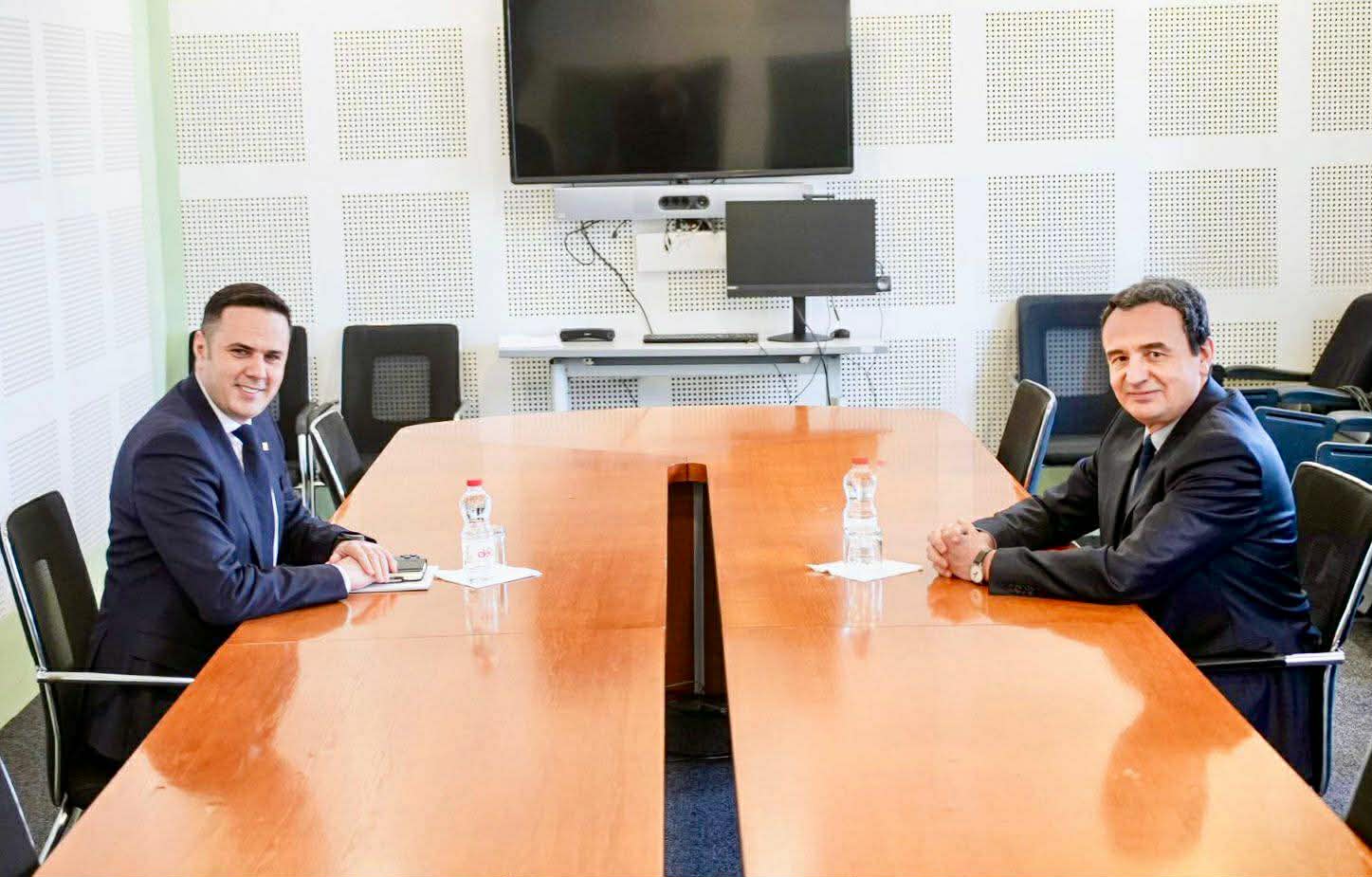 Sy më sy, Kurti dhe Abdixhiku nisin takimin për Presidentin