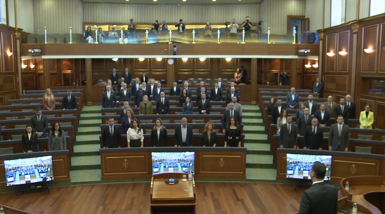 Kuvendi mban një minutë heshtje për akademikun Rexhep Qosja