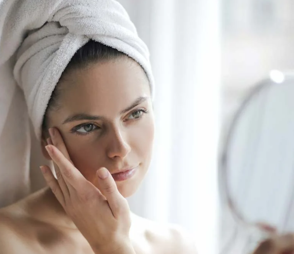 Lëkurë të pastër? Ja ushqimet që s’duhet të mungojnë