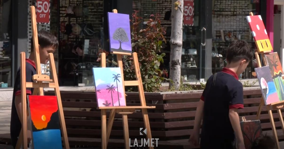 Aktiviteti humanitar: Fëmijët ndihmojnë shoqen, shesin piktura (VIDEO)