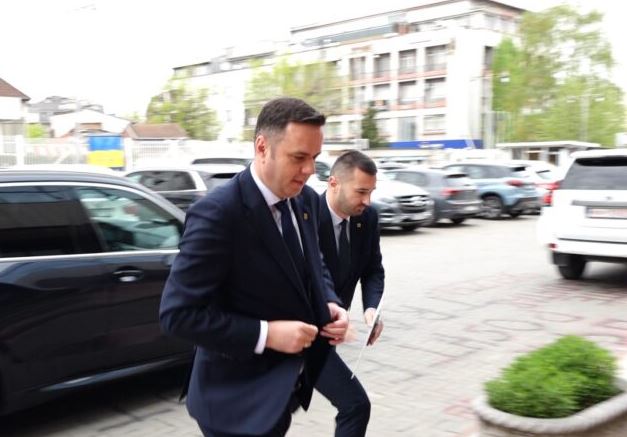 LAJMI I FUNDIT: Pas Kurtit, edhe Abdixhiku arrin në Parlament