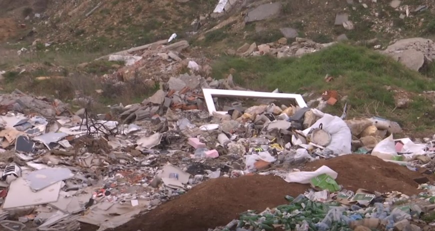 Nisma për mjedisin: Rrënjët e bërllokut, s’hiqen me Garda (VIDEO)