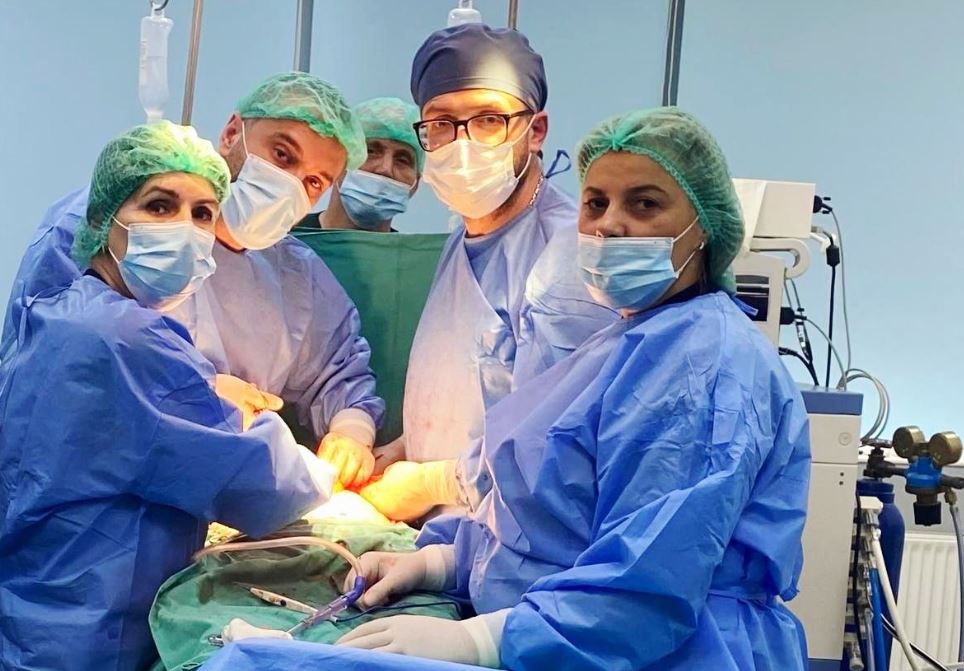 Në Spitalin e Mitrovicës kryhet me sukses operacioni 'tejet sfidues' i pacientes me kancer të vezoreve