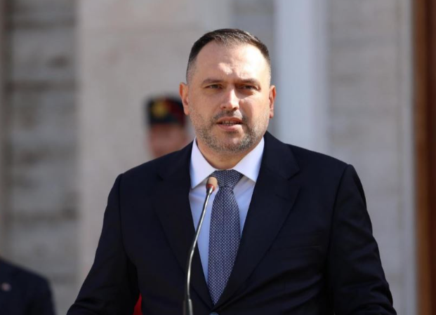 Pas alarmit për Iranin, ministri shqiptar i Mbrojtjes: Qytetarët të jenë të qetë – s’ka vend për panik