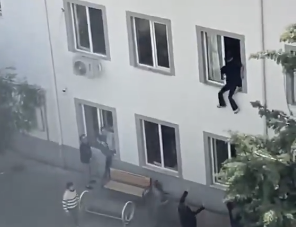 Pamje dramatike në Turqi, nxënësit hidhen nga dritaret pas sulmit në shkollë – 4 viktima