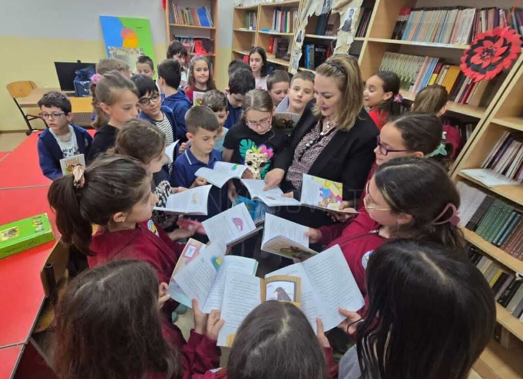 Dita Ndërkombëtare: Nxënësit e shkollës “Pavarësia” dhurojnë libra për bibliotekën e tyre 