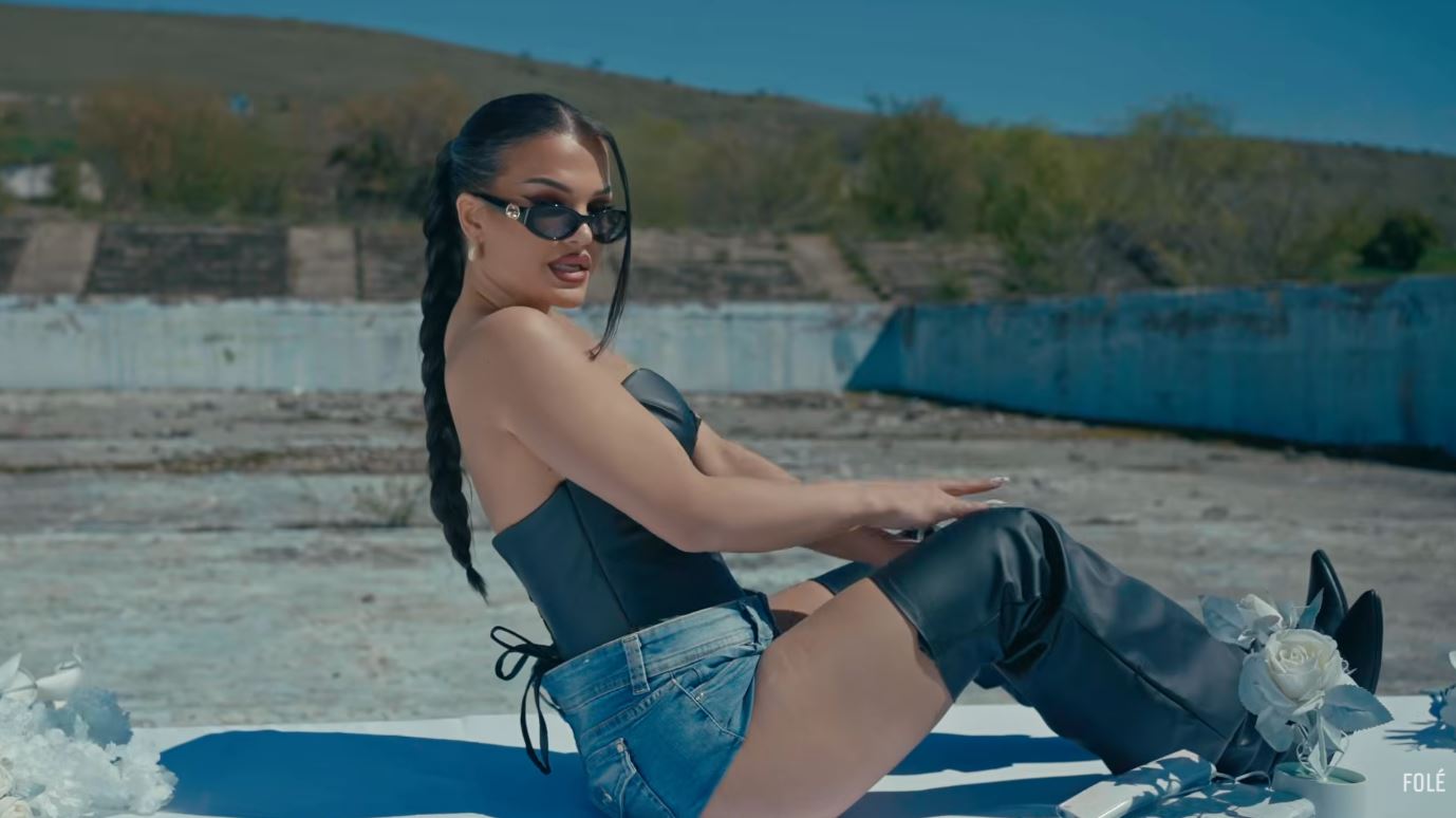 Rora vjen me “Pussycat”, shfaqet seksi në klipin e ri (VIDEO)