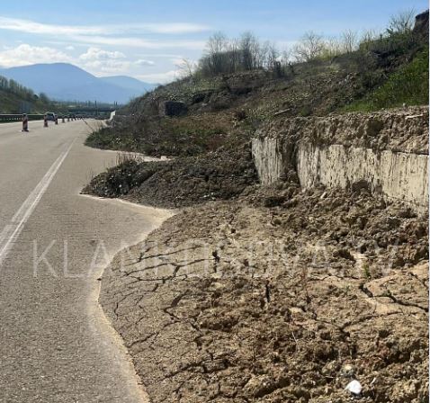 Pamje nga shembja e dheut në autostradën “Ibrahim Rugova”