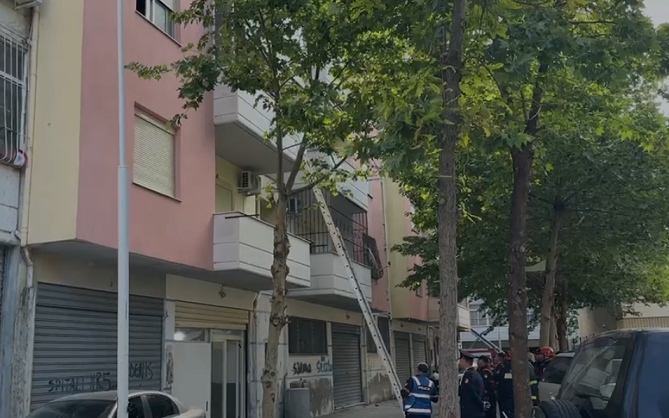 Shpëtohet e moshuara në Vlorë, tentoi të hidhej nga ballkoni i banesës