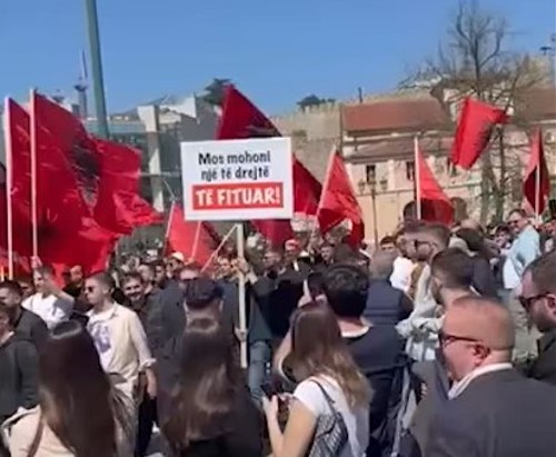 Me flamuj kuq e zi, studentët shqiptarë protestojnë në Maqedoninë e Veriut për gjuhën shqipe (VIDEO)