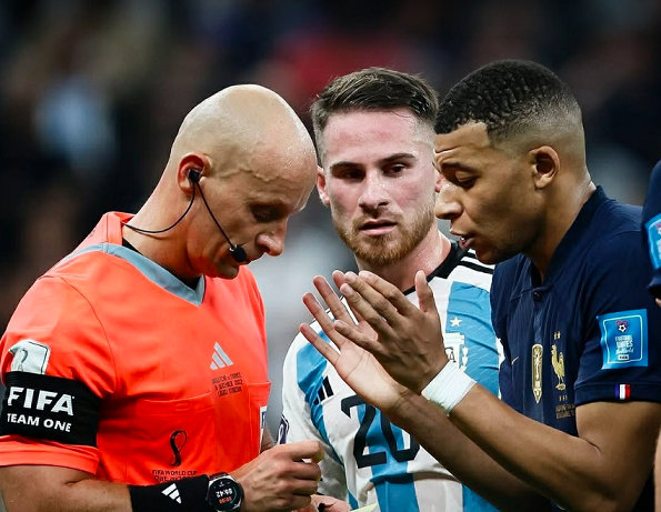 FIFA drejt ndryshimit të madh: Kartonët e verdhë pritet të fshihen pas fazës së grupeve
