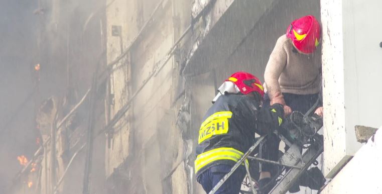 Flet zjarrfikësi hero që shpëtoi një grua nga ndërtesa në Tiranë: “Më tha më lër të digjem”