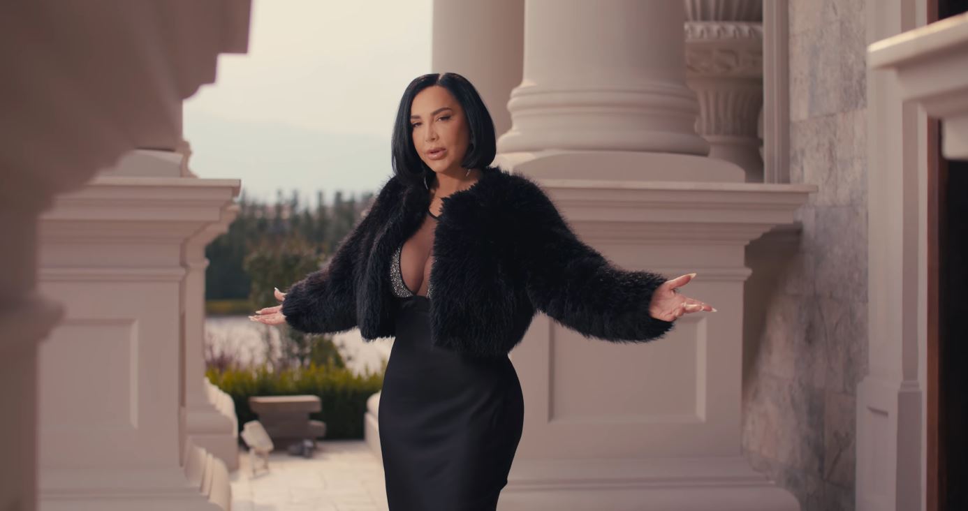 Teuta Selimi publikon këngën e re, kujt po i çon “selam”? (VIDEO)