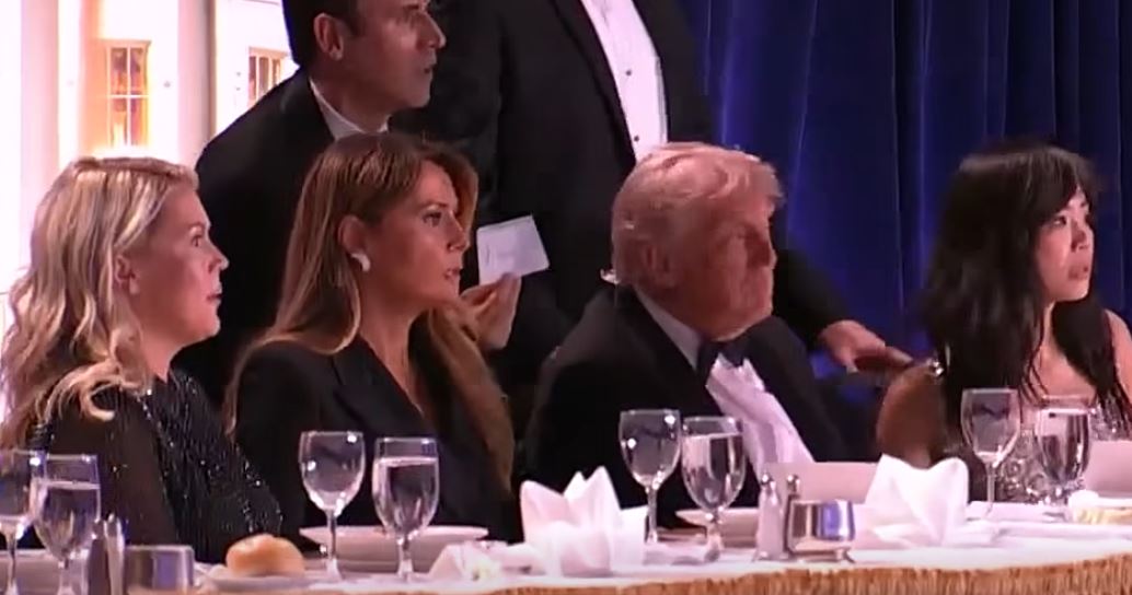 Momenti kur Trump dhe Zonja e Parë nxirren me nxitim nga darka e Shtëpisë së Bardhë (VIDEO)