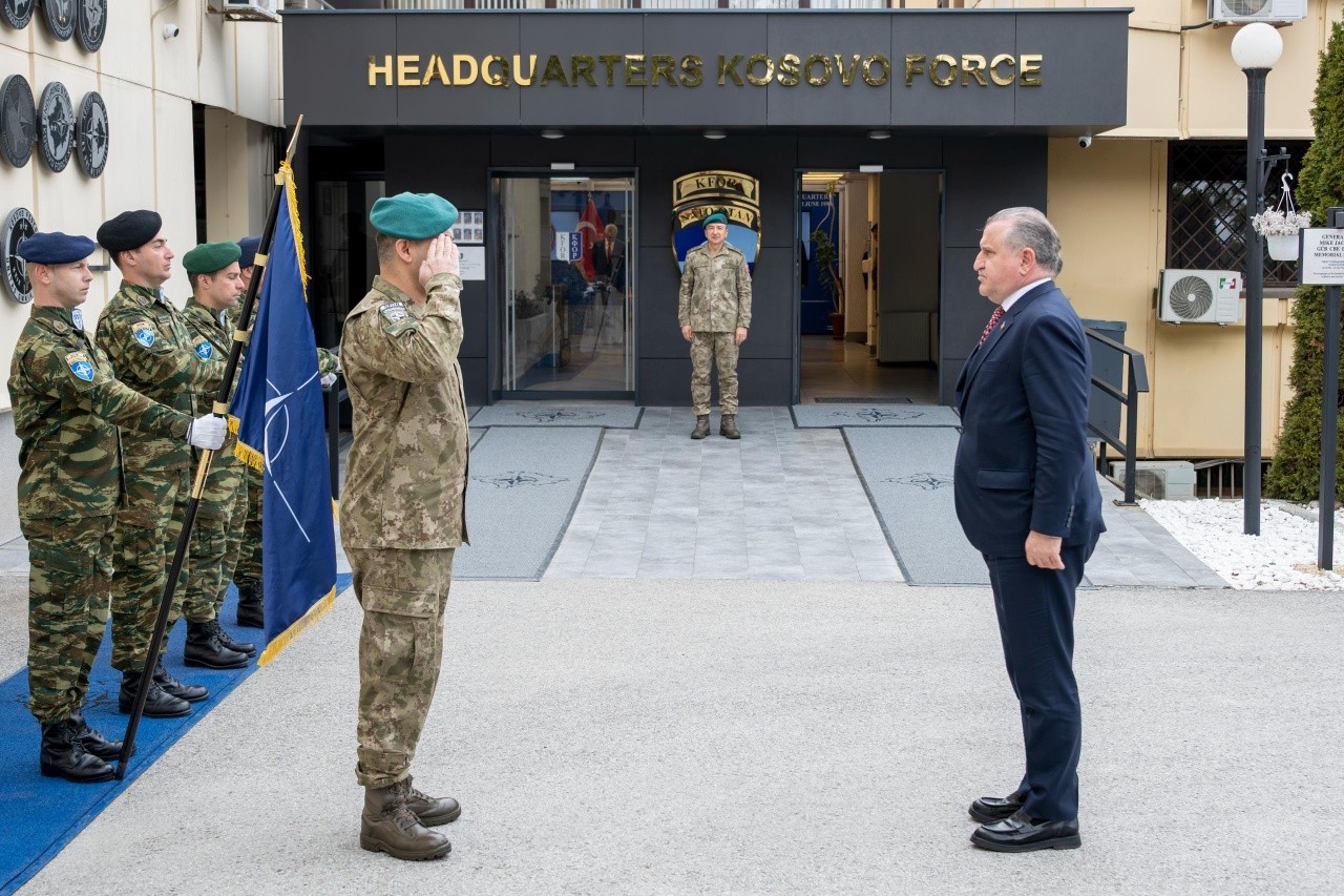 Pas ndeshjes Kosovë-Turqi, komandanti i KFOR-it pret në takim ministrin turk të sportit
