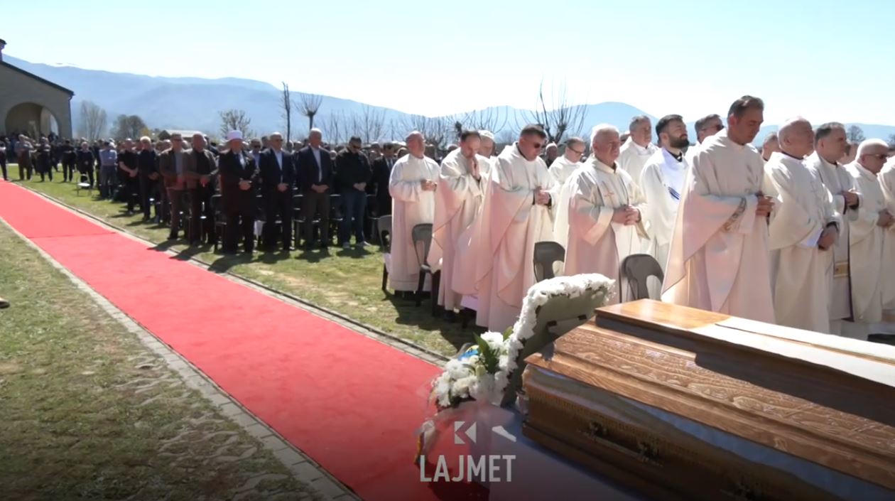 Varroset Don Kelmend Spaçi, katolikë e myslimanë i japin lamtumirën famulltarit të njohur (VIDEO)