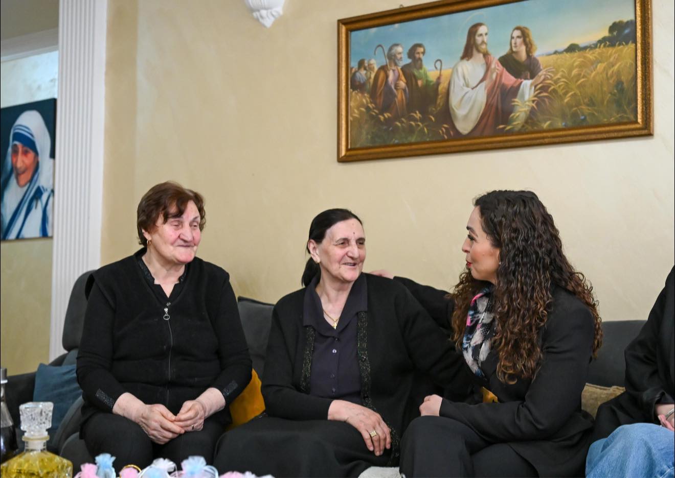 Osmani viziton dy motrat e Heroit Gaspër Karaqi: Familje që i dha shumë vendit