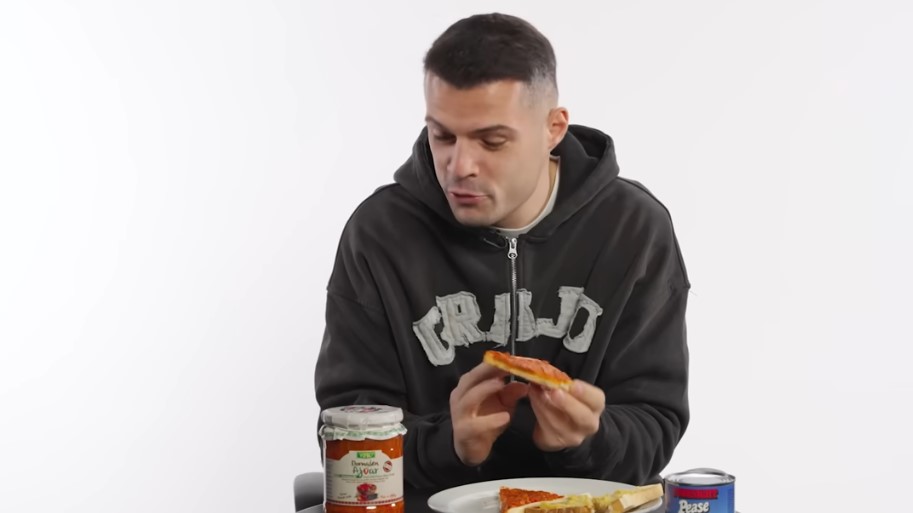 Xhaka zgjedh ajvarin para të gjithave: Në Kosovë të gjithë e hamë për mëngjes (VIDEO)