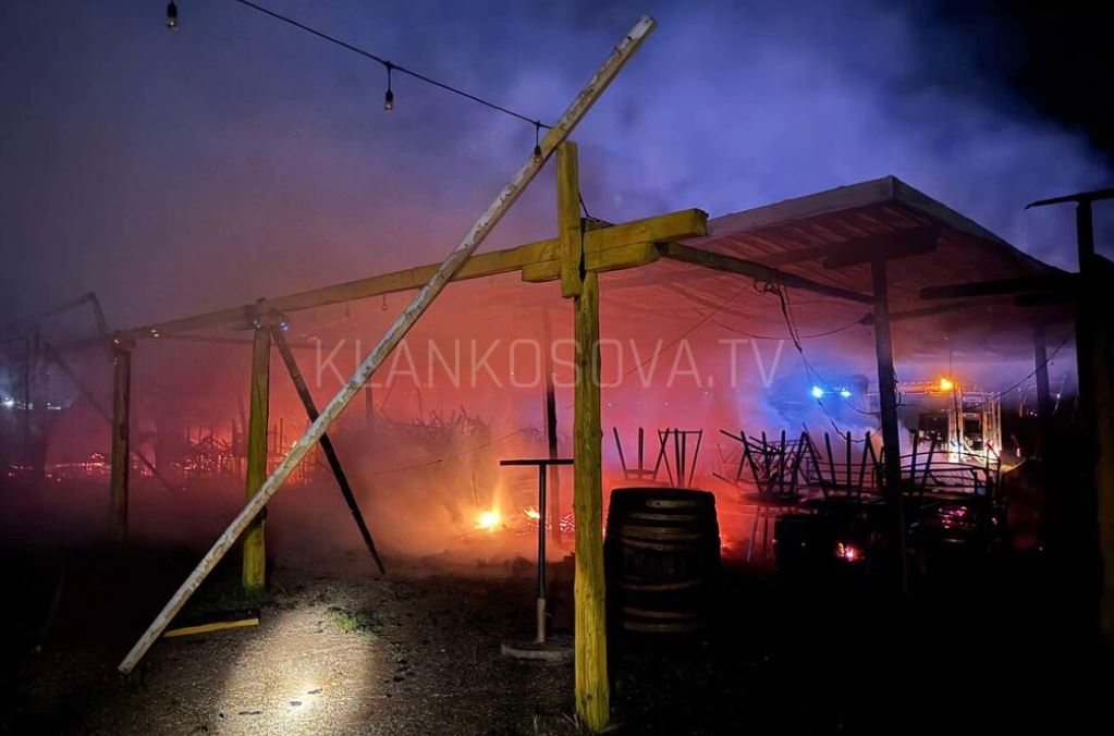 Përfshihet nga zjarri një lokal veror në Shkugëz (PAMJE)