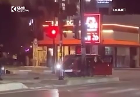 Vetaksident në Prishtinë, vetura godet semaforin (VIDEO)