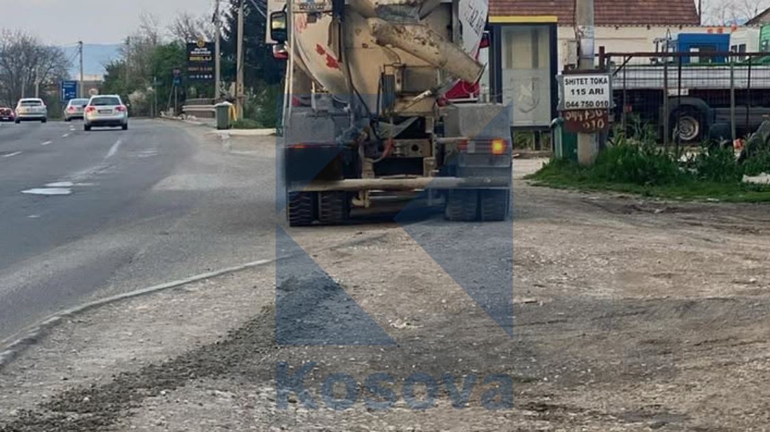 Betonjerka bën "helaq" rrugën Pejë-Prishtinë, qytetarët e ndalin shoferin (VIDEO)