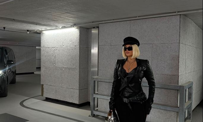 Bebe Rexha pozon nga Berlini me stil të guximshëm dhe elegant