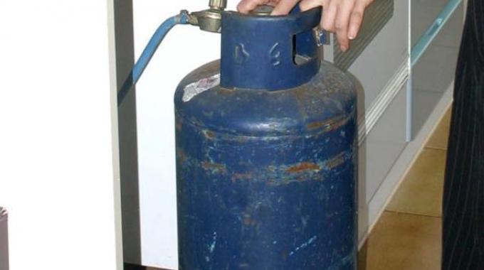 Lëndohet një i mitur nga shpërthimi i dy bombolave të gazit në Skenderaj 