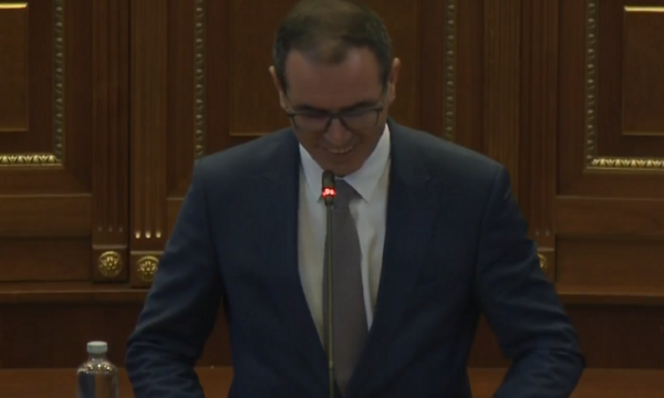 Deputeti i VV-së e ngatërron Haxhiun me Osmanin, dikush nga deputetët: “Kanë me të mytë që ke gabu”
