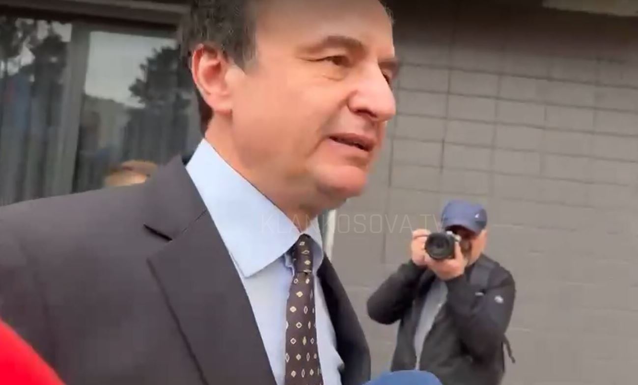 Kurti mbërrin në Kuvend për takimin me Abdixhikun (VIDEO)
