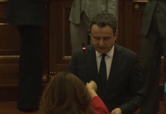 Ganimete Musliu ia kap mikrofonin Albin Kurtit, nuk e lejon ta vazhdojë fjalën në foltore (VIDEO)