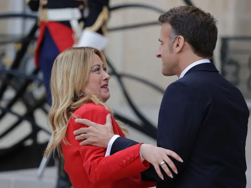 Macron dhe Meloni përshëndeten me puthje dhe përqafim, video bëhet virale