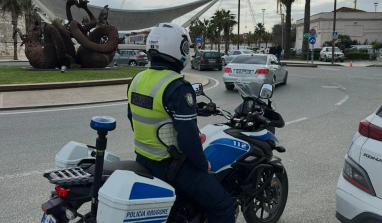 Tentuan të korruptonin policët në Durrës, procedohen penalisht serbi dhe shqiptari