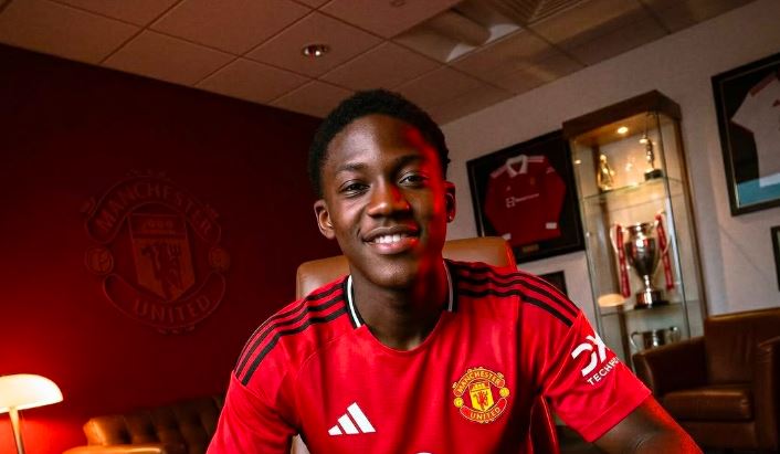 Mainoo vazhdon kontratën me Man United