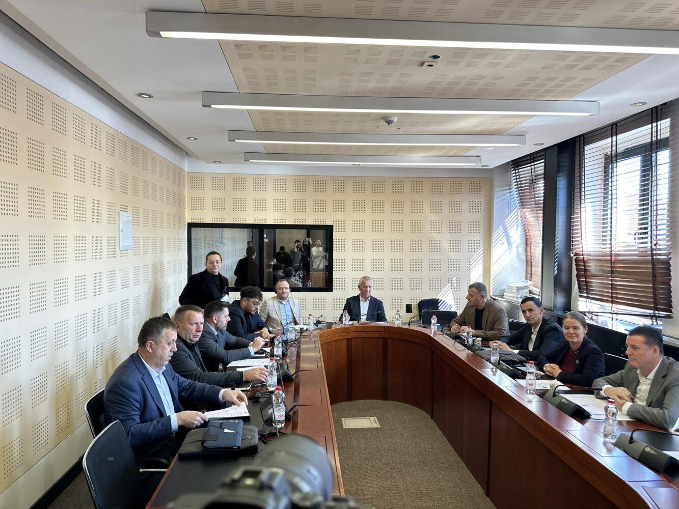 Shqyrtohet raporti i punës, komisioni për AKI-në mbyllet për media