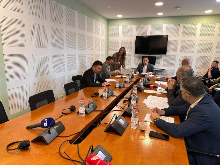 Pozita e opozita përplasen për shkarkimin e Komisionit për provimin e jurisprudencës